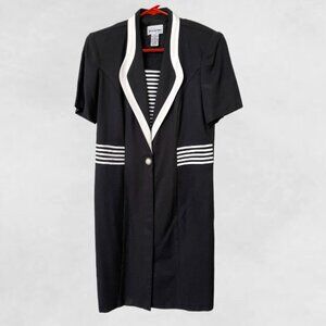 Women's Short Sleeves Black and White color Trim Dress Size 10P,  Pre-owned.